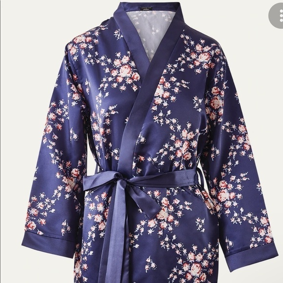 Morgan Lane x fabfitfan Navy Floral Satin Robe size Small/Medium - Picture 2 of 9